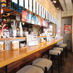 【L字カウンター席:12席】ライブ感抜群！調理シーンを楽しめる特等席！厨房を囲うように設置されたL字型のカウンター席。調理シーンを目の前で見ることができる特等席です！厨房の活気を感じながら、和気あいあいとした楽しいひとときをお過ごしください。