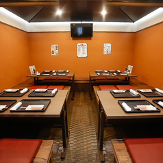 明るく清潔感のある4名掛けテーブル席は、女子会や気心の知れたご友人との飲み会にぴったりです。広々とした天板には、自慢の刺身盛りや逸品料理をたくさん並べても大丈夫！歓送迎会の少人数グループ利用や、二次会などのカジュアルなシーンでも使い勝手抜群です。美味しいお酒と共に、賑やかなひとときをどうぞ。