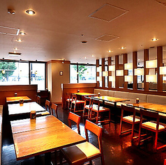 広々とした空間に配置された4名様用テーブル席です♪ご家族でのご利用や、職場の同僚とのご宴会など、幅広いシーンでご利用いただけます◎落ち着いた和の雰囲気の中で、会話を弾ませてください。