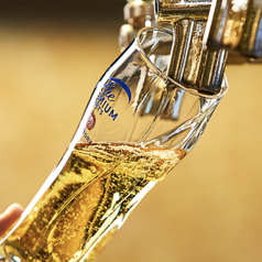 生ビールは丁寧に注いでます！