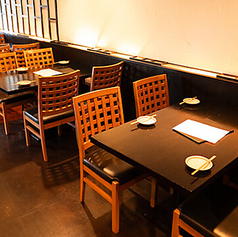 少人数でも利用できるテーブル席は、4名様掛けが2卓ございます。気の置けないお仲間やご家族との食事、ちょっとした飲み会などに便利にご利用いただけます。
