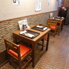 プライベート感を大切にしたいデートや、ご夫婦でのゆったりとしたお食事におすすめの2名掛けテーブル席。誕生日や記念日など、大切なお祝いを落ち着いて楽しみたい時に最適な空間です。新鮮な海の幸を囲みながら、周りを気にせずリラックス。ご家族との日常使いにも、心地よい距離感でお過ごしいただけます。