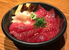 天然南鮪の漬け丼　並1350円/お刺身盛り合わせ　2000円