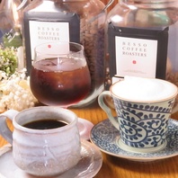 本格ドリップコーヒーが人気。紅茶の茶葉も各種ご用意。