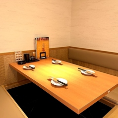 【個室：2～4名様×6卓】デートや女子会に◎少人数向けの掘りごたつ席です。きちんと仕切っておりますので、周りを気にせずにお過ごしいただけます。デートや誕生日・記念日などのお祝い、女子会におすすめです！
