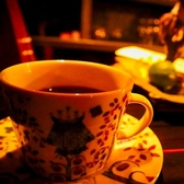 自家焙煎の珈琲や常時10種類以上を揃える紅茶など、本格派も納得のラインナップが自慢です。淹れ方はもちろん、使用する器にまでこだわり、味覚・嗅覚・視覚のすべてで当店の世界観を表現。魅惑のお酒「アブサン」をはじめ種類豊富なアルコールもご用意し、お客様に合わせた至福の一杯を提供いたします。