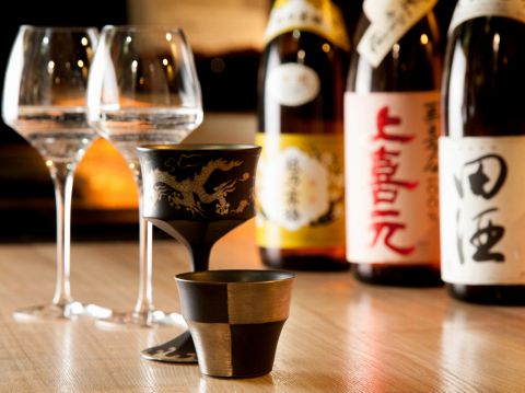 蔵元から直接仕入れる地酒1杯390円（税抜）田酒などプレミアムも