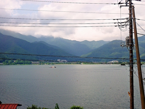 富士山と河口湖を眺めながら、ゆったりと和の創作料理が味わえるお店。事前に要予約。