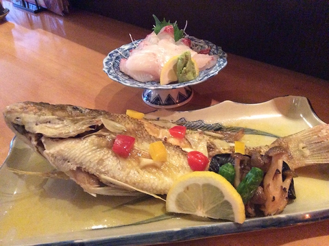 読谷都屋漁港直送の地魚と沖縄料理が楽しめ、泡盛も豊富に取り揃えられている。