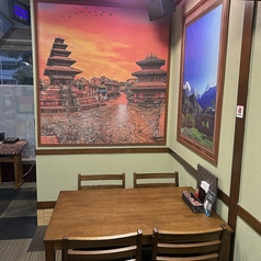 4名掛けのテーブル席は、友人同士や家族との楽しい食事にぴったりのスペースです。美味しい料理を囲みながら、賑やかな会話を楽しんでください♪