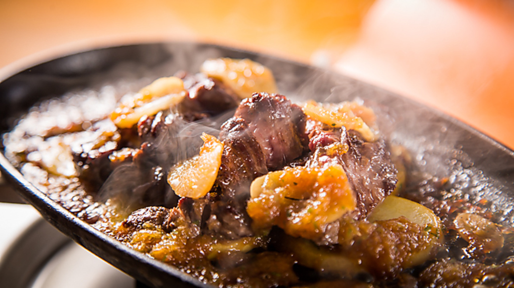 もちろん肉メニューも盛りだくさん！（写真はサガリのニンニクステーキ）