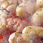 新鮮なホルモンは濃厚で噛むほどに脂の旨みがジュワ～ッと広がる。