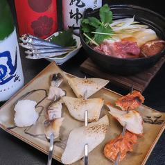 串焼き(小柱/塩サバ/丸天/竹輪)、牛すじ煮込み、カニ味噌、アジのなめろう等、酒の肴も充実してます！の写真