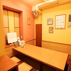 【個室もあります】4名様から6名様までご利用可能な個室は、プライベートにも接待にも、様々なシーンでお使いいただけます♪人数やお時間、内容等、お気軽に店舗までご相談ください!※8名様までご利用可能ですが6名様までが丁度良い広さになります。お気軽にご相談ください。