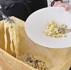 チーズの器で作る、チーズ、チーズたっぷりの濃厚なポルチーニ茸のパスタ