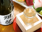 日本全国から旬の魚に合う日本酒を常時5種以上ご用意。美味しい日本酒と自慢の料理をご堪能下さい。