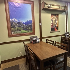 デートや親しい友人との静かな食事に最適です。落ち着いた雰囲気の中で、特別な料理を楽しみながら、心温まる会話をお過ごしください！