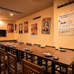 【テーブル席:2~36名様】広々テーブルでごゆっくりとおくつろぎいただけます。ご宴会や飲み会に最適な広々としたテーブル席をご用意しております。2名様からご利用可能で、会社宴会はもちろん、ご友人との飲み会にも◎ゆったりとテーブルを使えるので、お料理を並べても窮屈さを感じさせません。