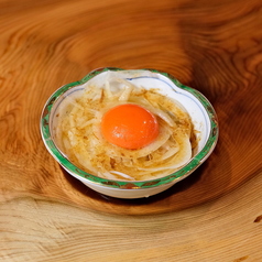 卵黄オニオンスライス(出汁醤油がけ)