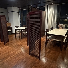 半個室の４名様テーブルが２卓ございます。窓際の、景色が良い席です。ランチタイムは北越谷の街並みを、ディナータイムは夜景を眺めながら、素敵な時間をお過ごしください。