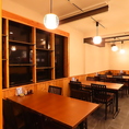 店内では全席喫煙可能となっております。お煙草を吸われる方もお席を立つことなくごゆっくりとお過ごしいただくことができます♪木目調のテーブルと丸い照明が照らす雰囲気の中でくつろぎのひとときをお楽しみください！ご友人同士の集まりなど様々なシーンでご利用いただけます。皆様のご来店を心よりお待ち申し上げます♪