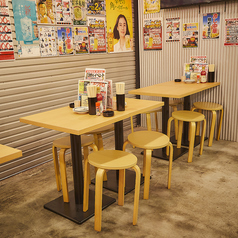 【仕事終わりの飲み会に】少人数でのちょっとした飲み会ににぴったりなテーブル席。豊富なドリンクリストからお好みのモノをチョイスして乾杯を♪