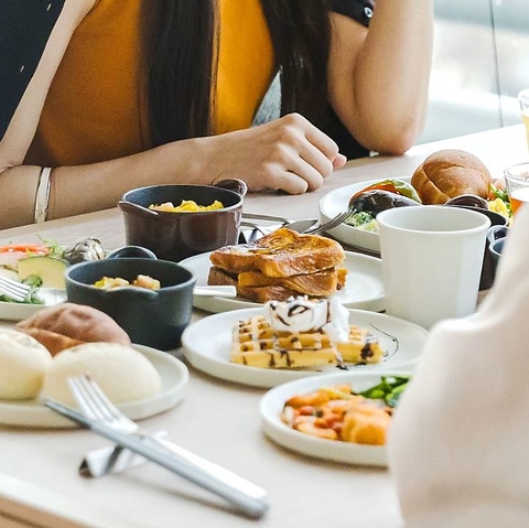 おしゃれな空間で味わう新鮮食材のビュッフェ
