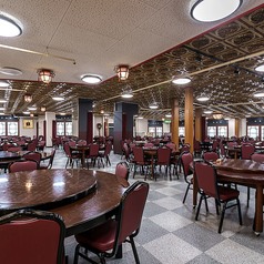 ２階は約２５０名様利用可能な大ホール！中華料理ではおなじみの回転テーブル付の円卓が約３５卓ございます。大人数での宴会はもちろん、立食パーティーなどの対応も可能です。ステージの設置もできますので、様々なイベントの貸切にも対応可