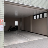 【駐車場のご案内】1階が当店の駐車場になります。車2台スペースあり。少し狭い駐車場になりますのでなお気をつけてお入れください。また、軽自動車ですと縦列駐車で3台入れられる事があります。※満車の場合は近くに守山市営駐車場(有料)がございます。1時間無料、30分毎100円かかります。