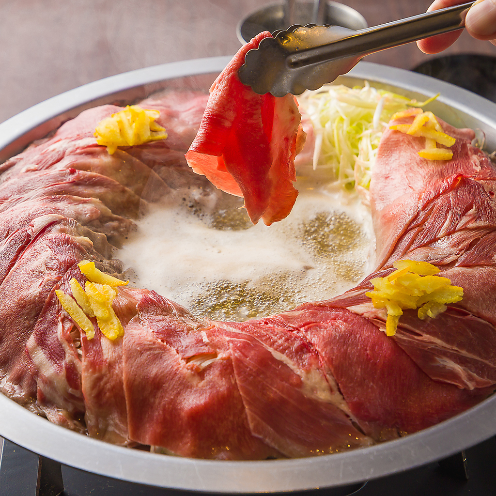 【牛タンねぎしゃぶ】ぷるっぷるの鶏のコラーゲンと野菜の旨味がベストマッチの特製スープが絶品♪