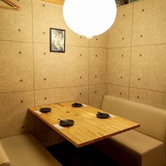 ほんのり妖艶な雰囲気を醸す少人数向けの個室です。デートやご接待など、相手との親密度を上げたいときは、こちらの個室がおすすめ。ス落ち着いて会話やお食事をお楽しみいただけます。人気のお部屋ですので、早めのご予約をおすすめいたします。