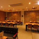 店内はお洒落で広々とした開放的な雰囲気♪居心地の良い空間は結婚式の2次会等のご宴会に最適です！