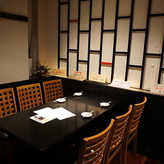 グループ利用に最適なテーブル席は、6名様掛けが1卓ございます。木のぬくもりを感じる落ち着いた和空間で、ゆっくりとお食事をお楽しみください。