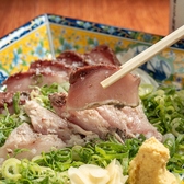 高知の藁焼きブリに香川の骨付き鶏、愛媛のまぐろハツなど、四国の美味が勢ぞろい♪食べ応え抜群の名物料理を楽しみながら、にぎやかなひとときを！ご宴会やお集まりにもおすすめです◎