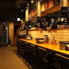 【店貸切:50～60名様】にくまにあの店内全てを貸切◎連結した最大30名様用の掘りごたつ個室、カウンター席とテーブル席を備えた1つの空間。この2つの空間を合わせて最大60名様の貸切を承ります。滞在時間中はお客様だけの貸切ですのでテーブル移動もOK。ご予算はお一人様7,000円～。お気軽にお問い合わせくださいませ。