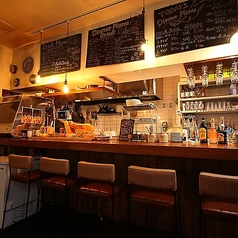 ご夫婦やカップル様のデートなら、こちらの特等席がおすすめです。非日常を感じながら肩を並べ、こだわりの料理とドリンクを体の五感でご堪能ください。照れくさい会話はムーディーな雰囲気に任せて。