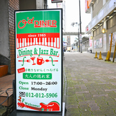 お酒を嗜みながらゆっくりと喫煙を楽しめる、愛煙家の方にも嬉しい環境です。グループでの宴会や一人でのバータイムでも、席を立たずにゆったりと一服できるのが魅力。駅近の利便性と相まって、愛煙家の憩いの場として重宝されています。