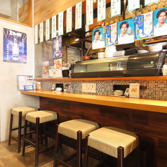 【カウンター席:4席】お一人様歓迎◎落ちついて食事やお酒を満喫！お一人様でも気軽に来店しやすいカウンター席を完備。仕事終わりの一杯・ちょい飲みにふらっと立ち寄って、さんじ特製餃子やゆでタンで一杯楽しみませんか。店内奥に位置していますので、周りを気にせず、ゆっくりお過ごしいただけます♪