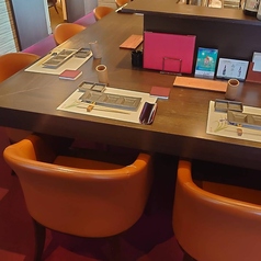 カウンター3名様利用例。相手のお顔を見ながらお食事していただけます