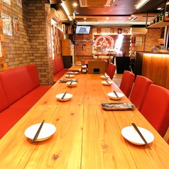 明るいライトが照らす店内！壁には映画のポスターなどもたくさん貼ってあるため、日常離れした不思議な雰囲気を楽しむことが出来ます！！仕事の疲れも、いやなことも全て全て忘れましょう♪カレー、お酒。あなたのおすすめを是非とも探してください！！大宮駅東口から徒歩５分！！KNOCKOUTの看板が目印です