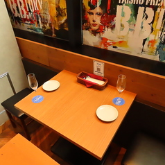 三世代で囲むお祝いの席にも、当店のテーブル席は上質な安心感をお届けします。シックで落ち着いたインテリアと、料理を美しく引き立てるボナパルトブルーの器たちが、家族の温かな絆をより深めてくれます。おじい様、おばあ様の誕生日から慶事まで、記憶に残る特別なひとときをここに。