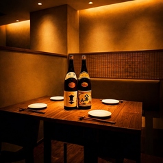 【20名様以上も一体感のあるご宴会を◎】大人数でも1つのテーブルで一緒にお食事可能！少人数から団体様まで対応できるカーテン付き個室を完備しております。渋谷での企業宴会・接待・二次会・歓送迎会・女子会など、幅広いシーンに最適な空間と料理でおもてなしいたします♪