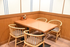 使い勝手の良い4名様向けテーブル席をご用意しております。ご家族でのお食事やご友人とのお集まり、女子会など様々なシーンに対応。ゆったりとくつろぎながら自慢の鰻料理をご堪能ください。