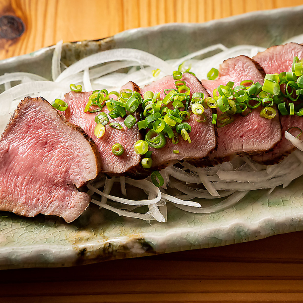 【限定！牛タンたたき】タン中～タン元を低温調理＆炙り。グラデーションの旨みと食感を堪能あれ。