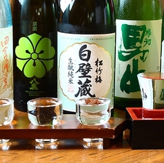 豊富な日本酒常時10種飲み比べも好評です