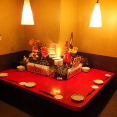赤テーブルで目の前にお花がある優しいお洒落部屋です。