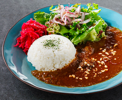 ひよこ豆とチキンのスパイスカレー(レッドキャベツとビーツのラペ添え)