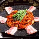 大人気のサムギョプサルチュクミ。〆にご飯、韓国海苔、魚卵を入れて焼くアルマニチャーハンも絶品。