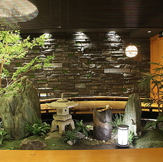 非日常的な落ち着いた店内。京都らしい趣でお出迎え