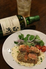とろけるレア食感のサーモンを自家製タルタルで。の写真
